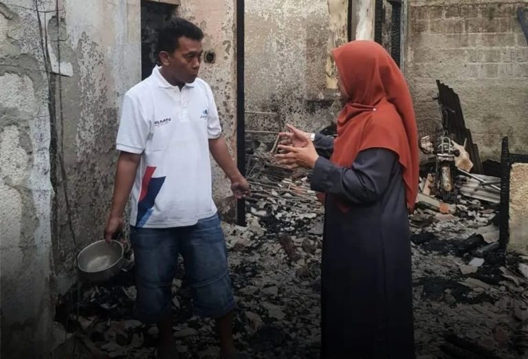 Ii Marlina Berikan Bantuan untuk Keluarga Korban Kebakaran di Kecamatan Jatiasih