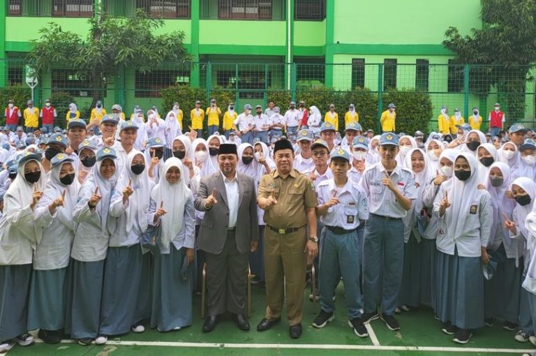 Heri Koswara Sapa SMKN 1 Kota Bekasi, Beri Hadiah Siswa dan Advokasi Aspirasi Pembangunan