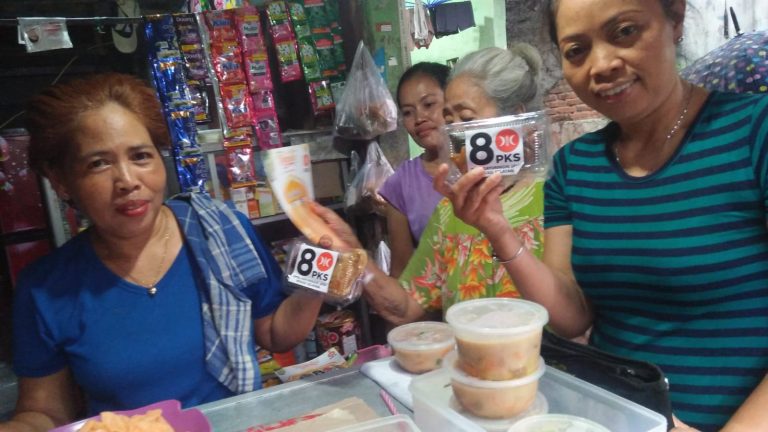 Meski Hujan, DPRa PKS Kayuringin Jaya Tetap Bagikan Makanan Berbuka Puasa untuk Masyarakat