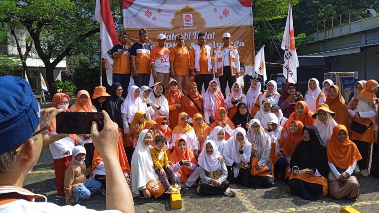 Halal Bihalal PKS Mustikajaya Bagikan Banyak Doorprize, Masyarakat Padati Lokasi Acara