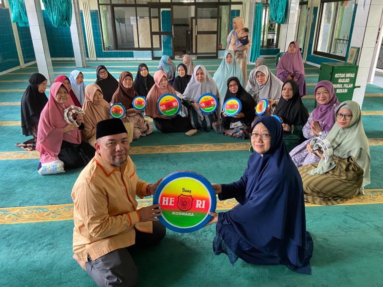 Silaturahmi, Heri Koswara Berikan Seperangkat Alat Qasidah ke Majelis Taklim Nurul Falah