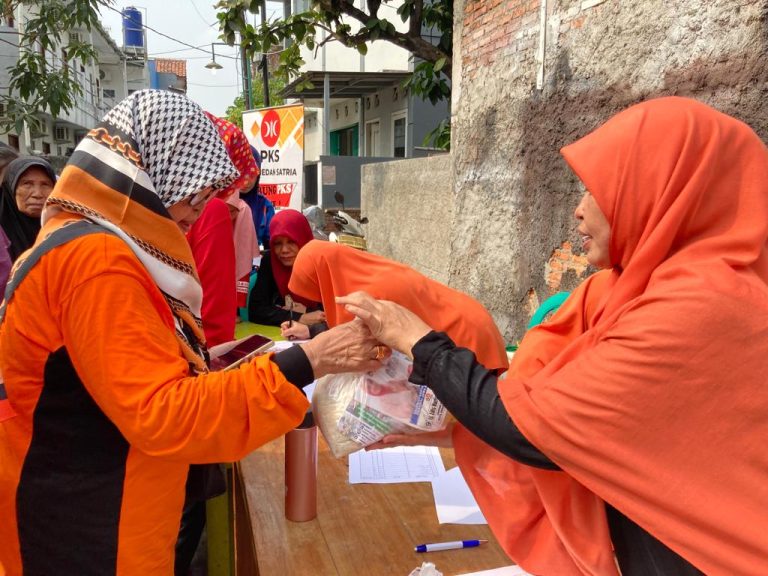 Atasi Harga Beras Naik di Kota Bekasi, PKS Medan Satria Adakan Tebus Murah
