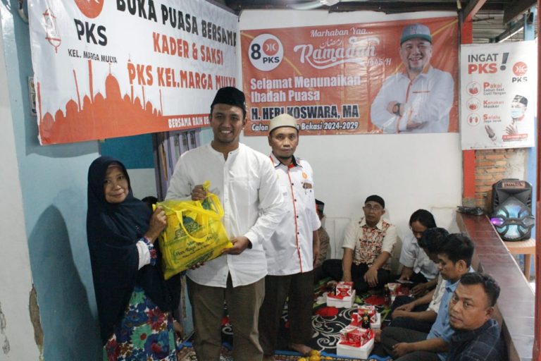 Bang Kamil Syaikhu Bersama PKS Marga Mulya Bantu Warga Terdampak Banjir Kiriman