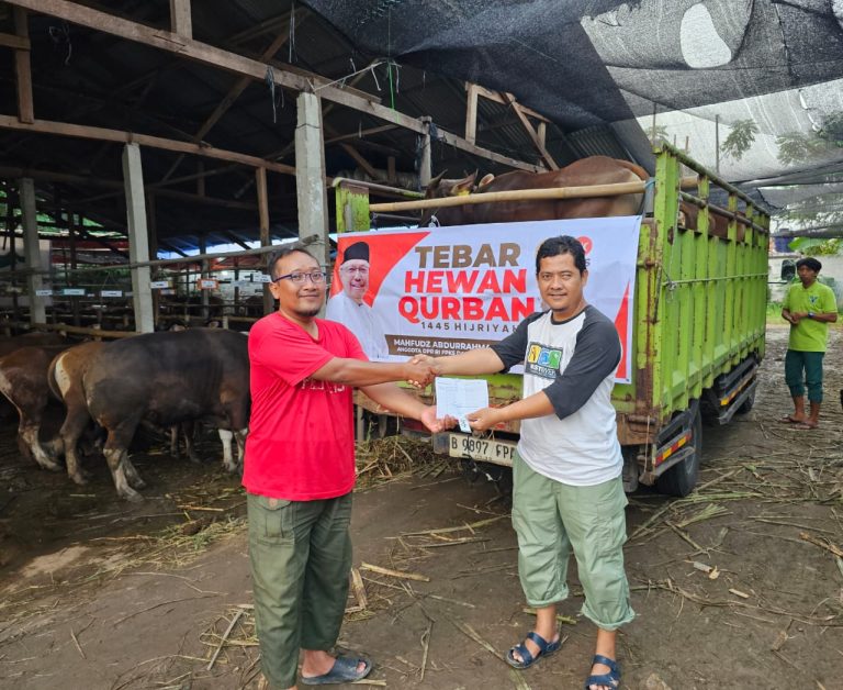 Mahfudz Abdurrahman Tebar 12 Sapi dan 71 Kambing Kurban untuk Daerah Pemilihan