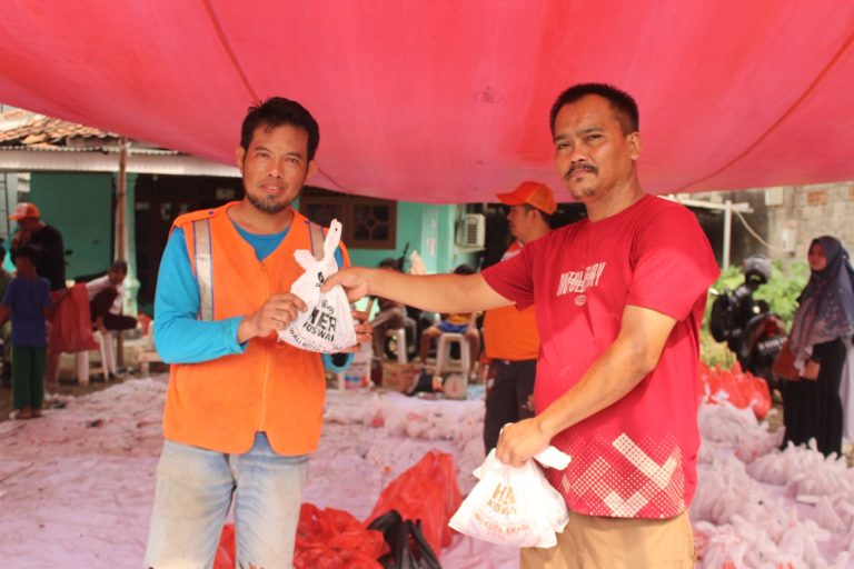 Dua Sapi dan Empat Ekor Kambing Jadi 500 Paket Kurban Disalurkan PKS Marga Mulya untuk Warga