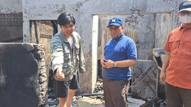Calon Wali Kota Bekasi Heri Koswara Kunjungi Korban Kebakaran di Durenjaya