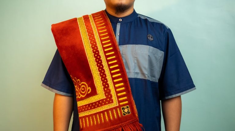 Wak Baong Diajak Sholat Berjama’ah di Mushola