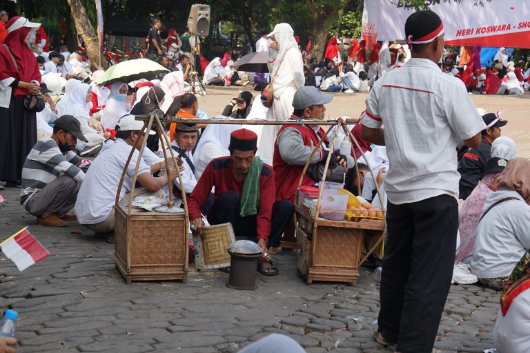 Deklarasi Heri-Sholihin di Alun-alun Bekasi, Pedagang Senang Dagangannya Diborong Panitia