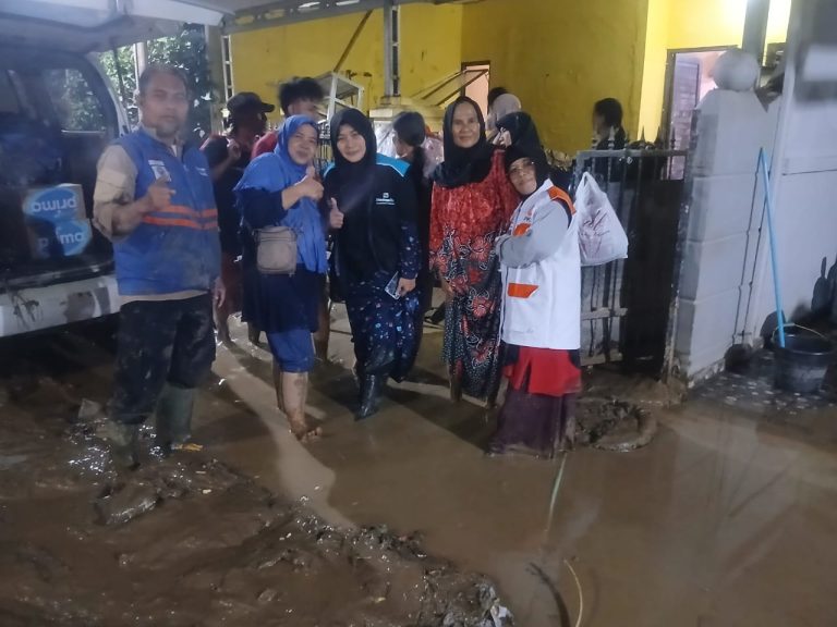 Respon Banjir Besar, PKS Mustika Jaya Kirim Bantuan Darurat untuk Korban Bencana